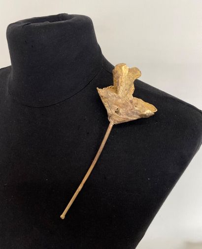 CHRISTIANE BILLET Flower brooch in gilt bronze...