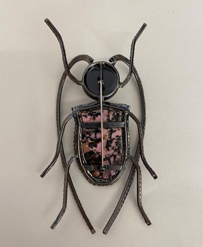 null Attribué à LANVIN Broche scarabée en métal noirci et pierre dure et strass roses...