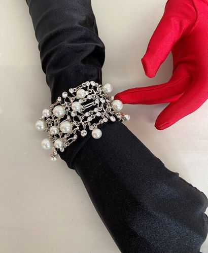 null GIVENCHY Bracelet ruban en métal patiné argent perles nacrées et strass - signé...