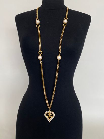 CHANEL Necklace with heart pendant in gilded...