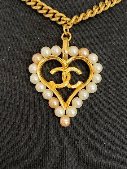 null CHANEL Necklace with heart pendant in gilded and patinated metal and pearly...