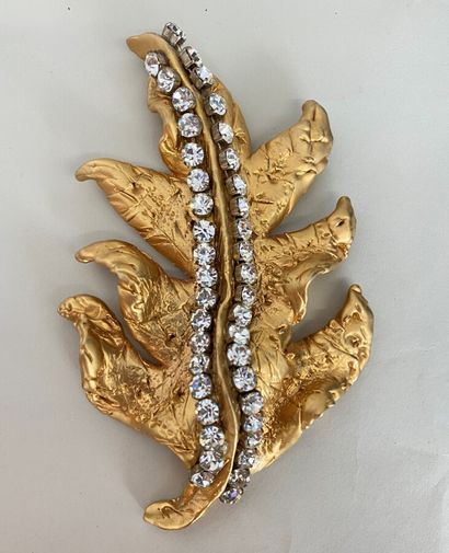 null CHANEL Made in France Leaf brooch in shaped resin with ribbing underlined by...