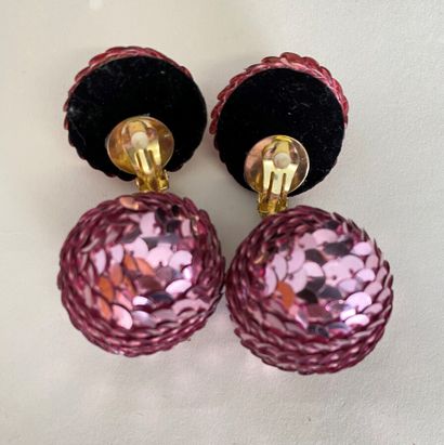 null NINA RICCI Pair of earrings with pink sequin embroidered balls - unsigned 

Ht...