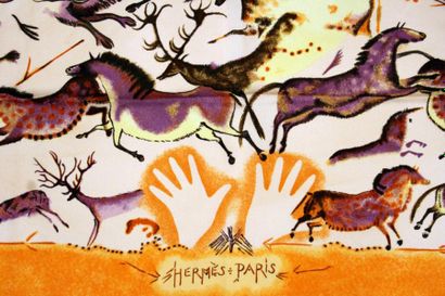 HERMES Paris "Premières mains" par Zoé Pauwels Carré en soie orange, mauve et ivoire...