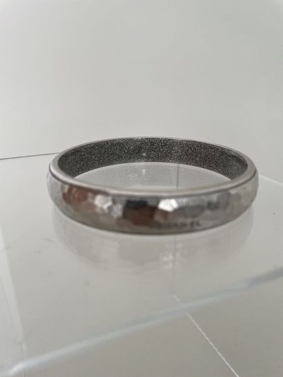 null CHANEL Made in France 2007 Bracelet in hammered metal and silver resin - signed...