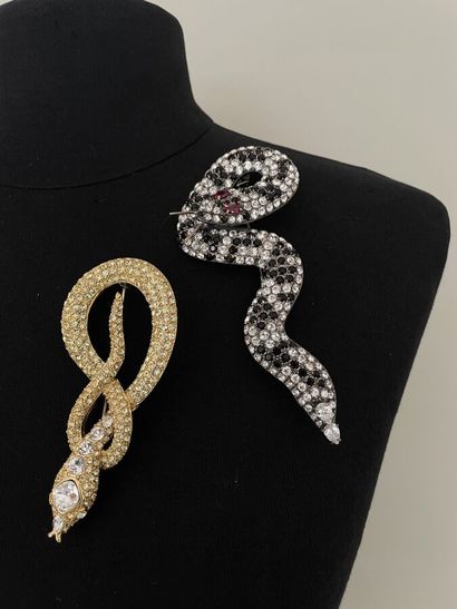 null KENNETH LANE Snake brooch in silver 925/100 with black, white and red rhinestones...