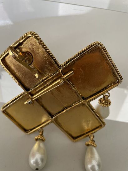 null CHANEL by GRIPOIX Made in France Gold plated brooch with glass paste cabochons...