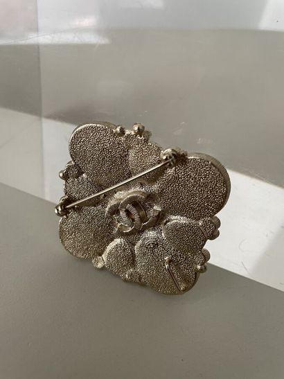 null CHANEL Made in Italy 2012 Champagne metal pendant brooch with hammered pearls...