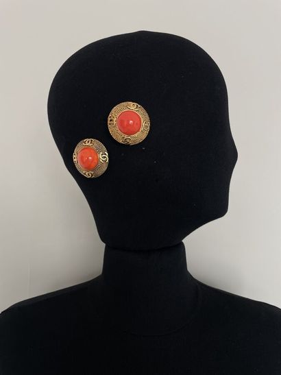 null CHANEL by GRIPOIX Made in France Pair of gold-plated metal ear clips and coral...