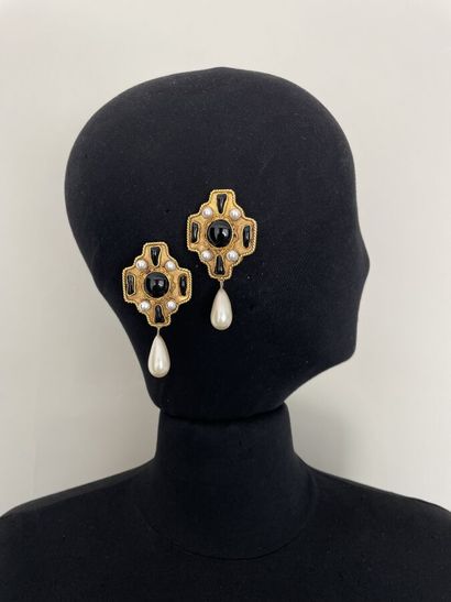 null CHANEL Made in France Pair of cross ear clips in gilded metal and black glass...