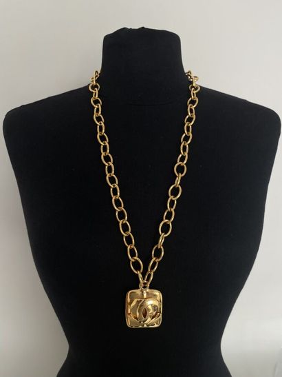 null CHANEL Made in France Double C pendant necklace in gold metal - signed and dated...