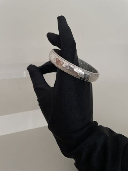 null CHANEL Made in France 2007 Bracelet in hammered metal and silver resin - signed...