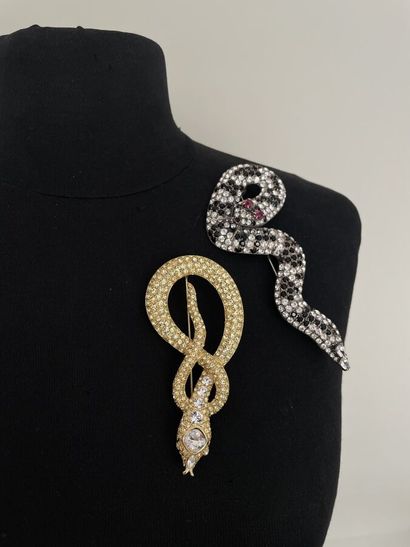 null KENNETH LANE Snake brooch in silver 925/100 with black, white and red rhinestones...
