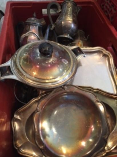 null Three boxes of silver plated metal platerie and pieces of various forms