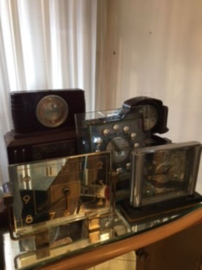 null Lot of 9 Art Deco clocks including a JAEGER in bakelite and mirror