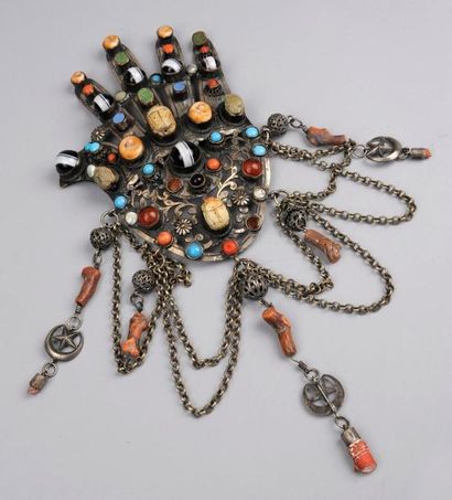 null Exceptionnel Khamsa en métal argenté orné d'agates de scarabées, corail et nacre...