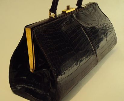 LOUISE FONTAINE Exceptionnel sac à main rétro de forme rectangulaire en crocodile...