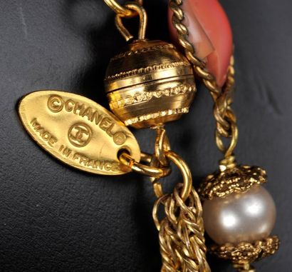 CHANEL Rare sautoir extra long en métal doré alterné de petites perles fantaisies...