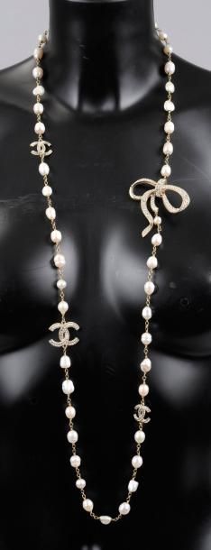 CHANEL Sautoir prototype siglé orné de perles fantaisies baroques et de motifs ruban,...