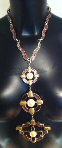 CHANEL Collier en métal doré orné de trois pendants en pâte de verre pailletée mauve...