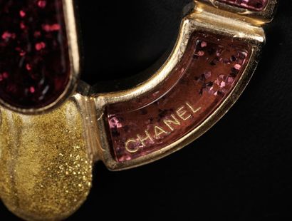 CHANEL Collier en métal doré orné de trois pendants en pâte de verre pailletée mauve...