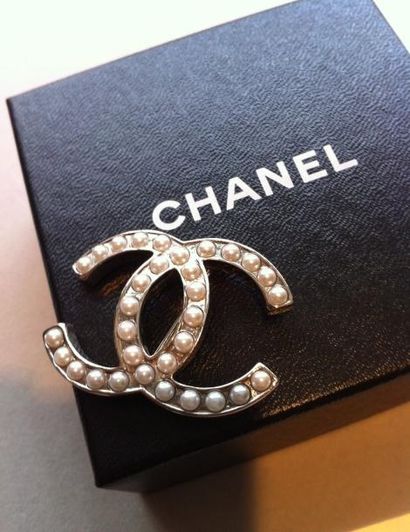 CHANEL Broche double C en métal argenté ornée de petites perles nacrées - Hauteur:...