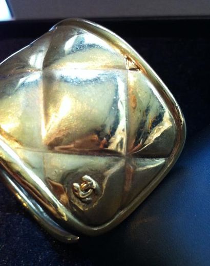 CHANEL Manchette en métal doré matelassée et siglée - Circa 1980 - Largeur: 3,7 cm...