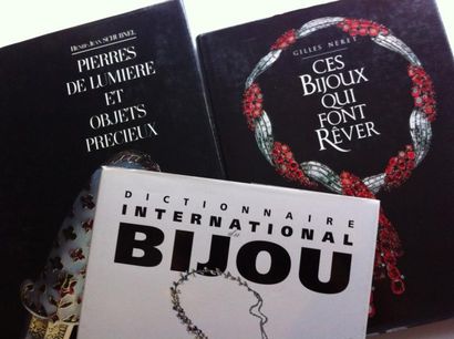 null Lot de trois ouvrages: "Dictionnaire international du bijou" sous la direction...