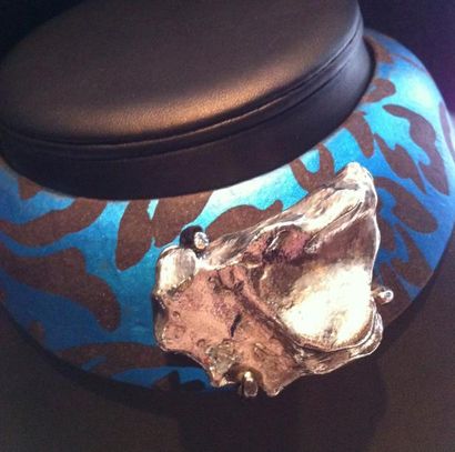 YVES SAINT LAURENT Collier torque en cuir imprimé bleu, noir et métal argenté à motif...