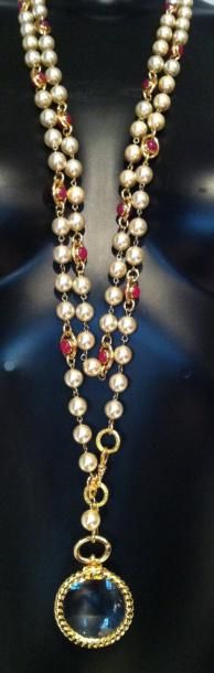 CHANEL Long sautoir en métal doré alterné de perles fantaisies et perles de verre...