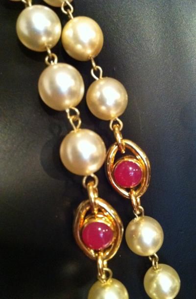 CHANEL Long sautoir en métal doré alterné de perles fantaisies et perles de verre...