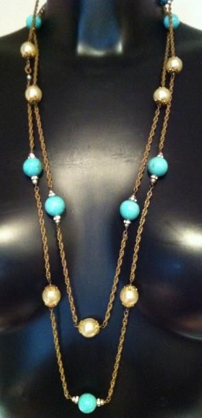 CHANEL Sautoir en métal doré vieilli, perles nacrées et imitation turquoise, collier...