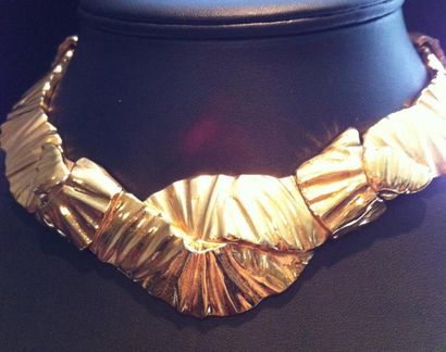 YVES SAINT LAURENT Collier à motif de ruban articulé en métal doré - Circa 1990