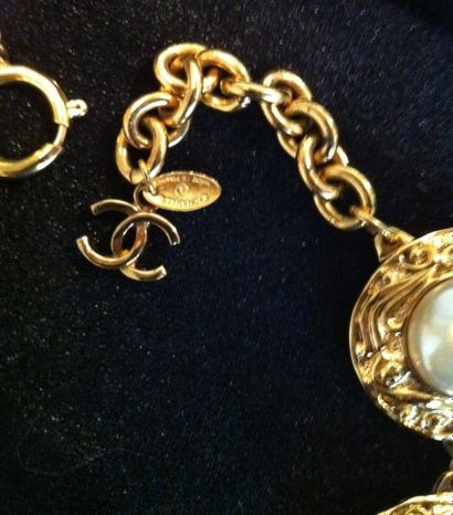 CHANEL Collier en métal doré ciselé retenant un large pendant losange et orné de...