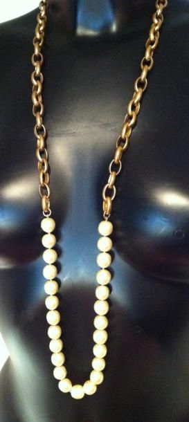 CHANEL Sautoir composé de perles nacrées et larges maillons en métal doré - Circa...
