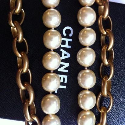 CHANEL Sautoir composé de perles nacrées et larges maillons en métal doré - Circa...