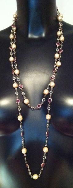 CHANEL Long sautoir en métal doré composé de perles nacrées et cristaux rose et blanc...