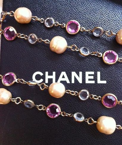 CHANEL Long sautoir en métal doré composé de perles nacrées et cristaux rose et blanc...