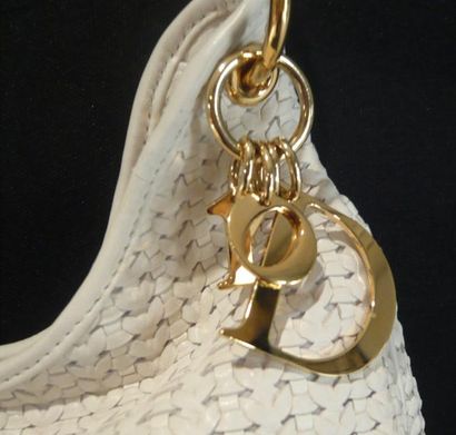 CHRISTIAN DIOR Sac à main en cuir tressé blanc, bijouterie dorée - Longueur: 35 cm...