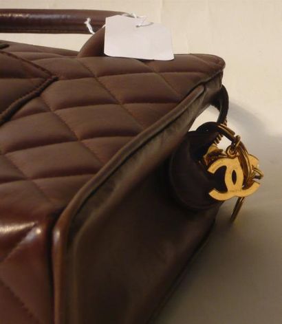 CHANEL N°4443095 Rare sac à main en agneau matelassé chocolat de forme rectangulaire...