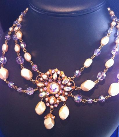 HENRY Collier guirlande en métal à trois chaînes ornées de perles fantaisies baroques...