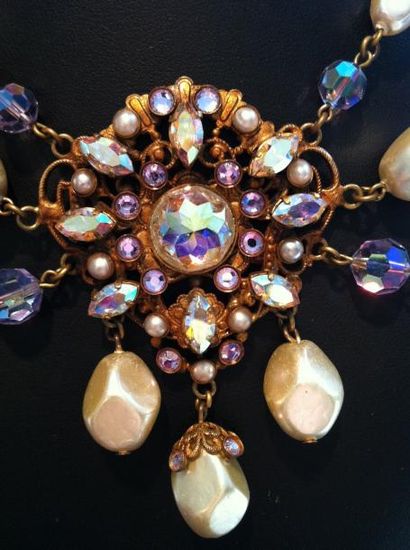 HENRY Collier guirlande en métal à trois chaînes ornées de perles fantaisies baroques...