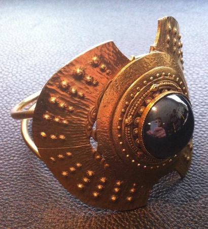 HENRY Important bracelet en métal doré d'inspiration égyptienne, orné d'un motif...