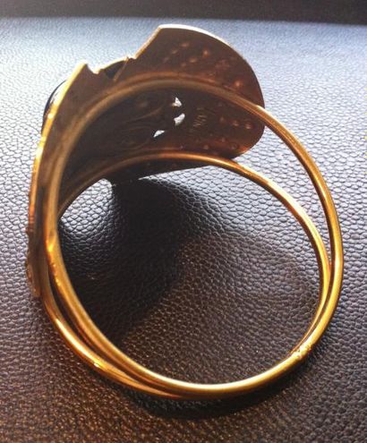HENRY Important bracelet en métal doré d'inspiration égyptienne, orné d'un motif...
