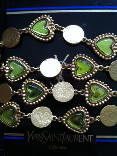 YVES SAINT LAURENT Sautoir en métal doré à motifs de coeur en pâte de verre verte...