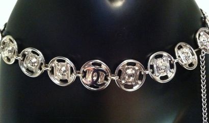 CHANEL Ceinture en métal argenté composée de médaillons circulaires à décor de boutons...