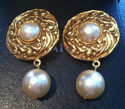 CHANEL Paire de clips d'oreilles à pendants en métal doré ciselé ornée de deux perles...