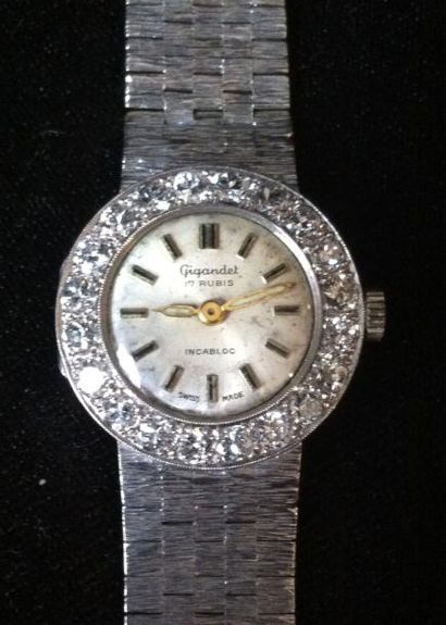 null Montre bracelet de dame en or 9k et platine le cadran entouré de diamants (environ...