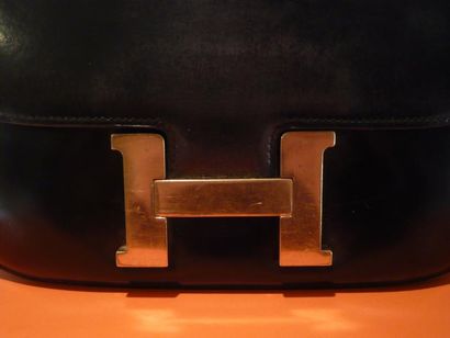 HERMES Paris Sac à bandoulière modèle Constance en box noir, garniture figurant un...