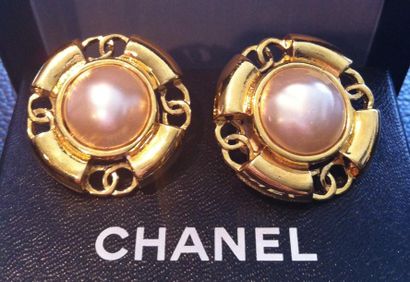CHANEL Paire de clips d'oreilles en métal doré ornés de perles fantaisies bouton